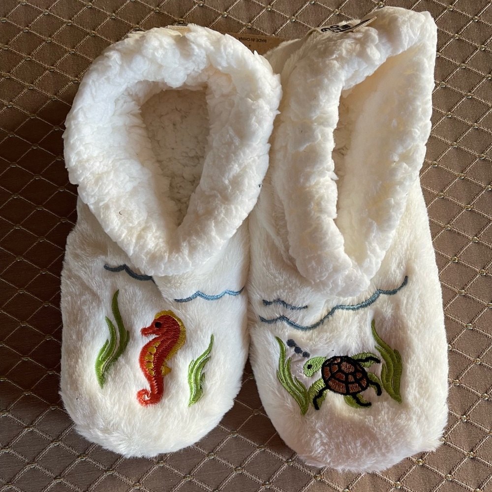 NWT OOOH GEEZ white under the sea Sherpa slippers